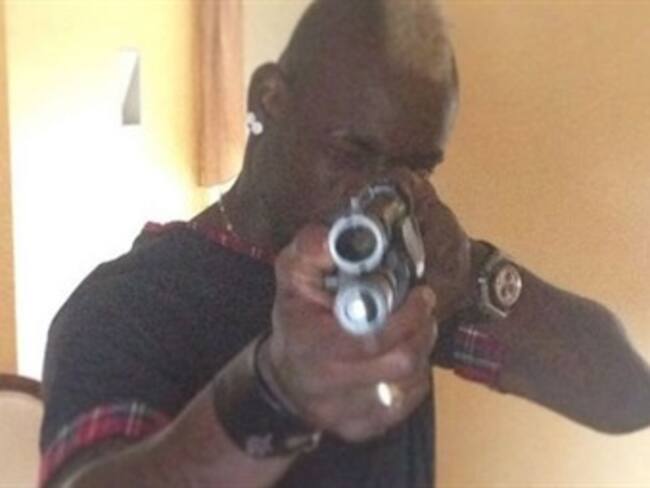 Posa Mario Balotelli con arma en redes sociales
