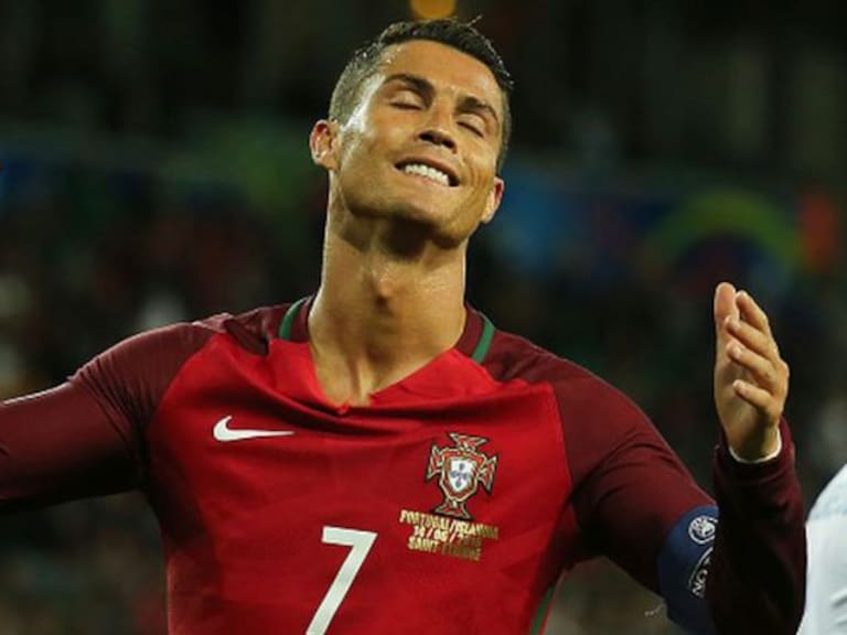 Cristiano Ronaldo arroja micrófono de un periodista al lago