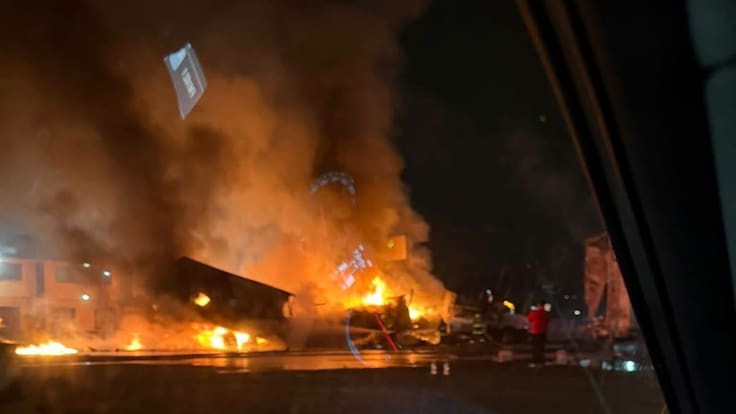 Tráiler choca contra manifestantes en la México-Toluca y se incendia; no hay heridos