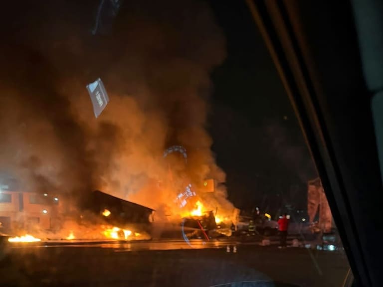 Tráiler se impacta contra vehículos de transportistas manifestantes de la México-Toluca.