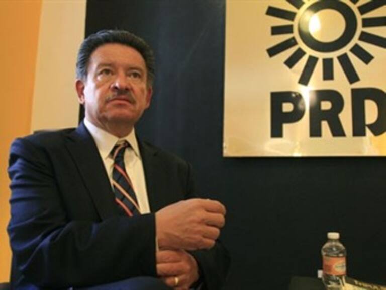 Renuncia Navarrete como presidente del PRD