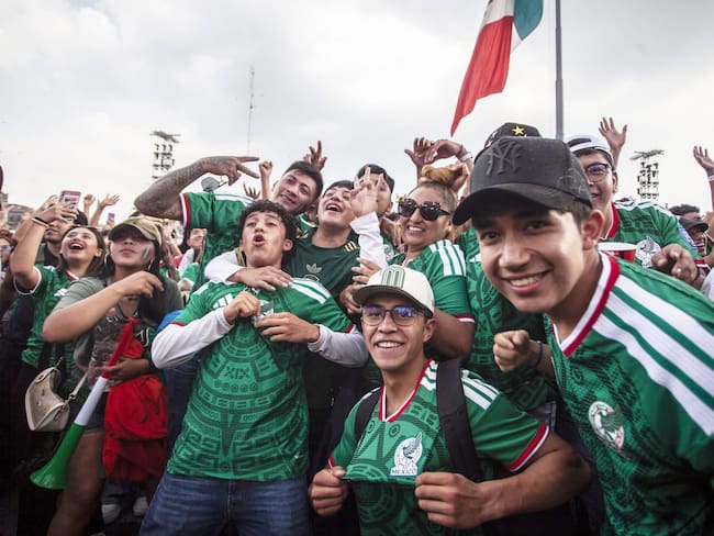CRÓNICA | Entre lluvia, bailes, porras y banderas tricolor, el FIFA Fan Fest se desbordó de afición