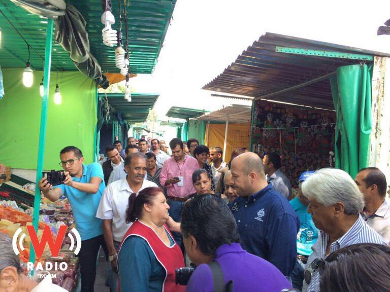 El presidente municipal de Guadalajara Enrique Alfaro, afronta personalmente la situación de los comerciantes de la feria del cartón del Parque Morelos