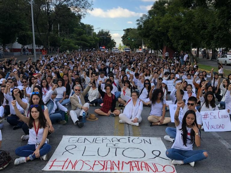 Estudiantes marchan por inseguridad y transporte público que ha cobrado vidas de alumnos de la UdeG