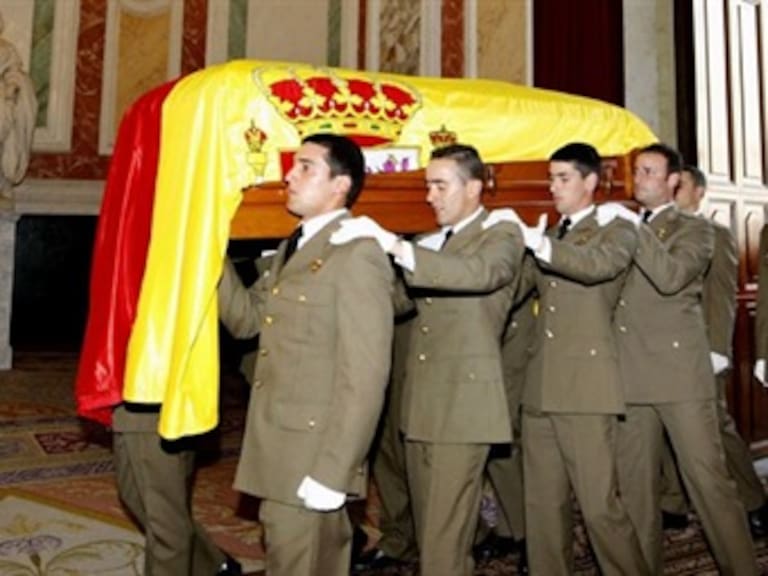 El féretro de Adolfo Suárez queda instalado con honores en el parlamento español