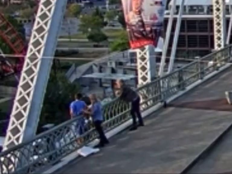 El cantante Jon Bon Jovi evitó una posible tragedia mientras grababa un video en Tennessee.