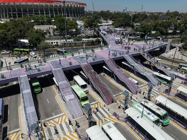 Clara Brugada defiende pintura morada en puentes y asfalto de CDMX ante críticas