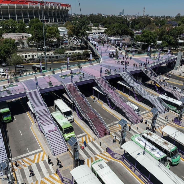 Clara Brugada defiende pintura morada en puentes y asfalto de CDMX ante críticas