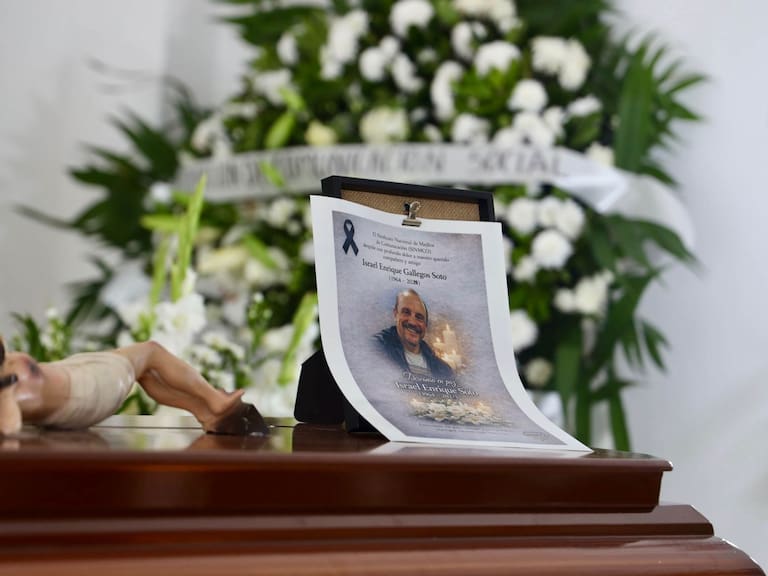 En la comunidad de Matías Romero, familiares del periodista Israel Enrique Gallegos Soto realizan su sepelio. El hombre de 61 años viajaba con su esposa en el tren y falleció en el lugar del accidente. FOTO: CAROLINA JIMÉNEZ MARISCAL/CUARTOSCURO.COM