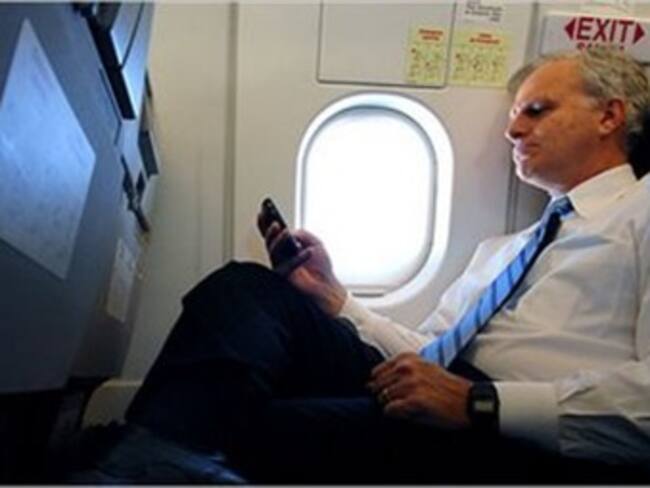 Avala México uso condicionado de celulares en aviones