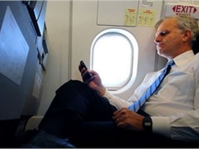 Avala México uso condicionado de celulares en aviones