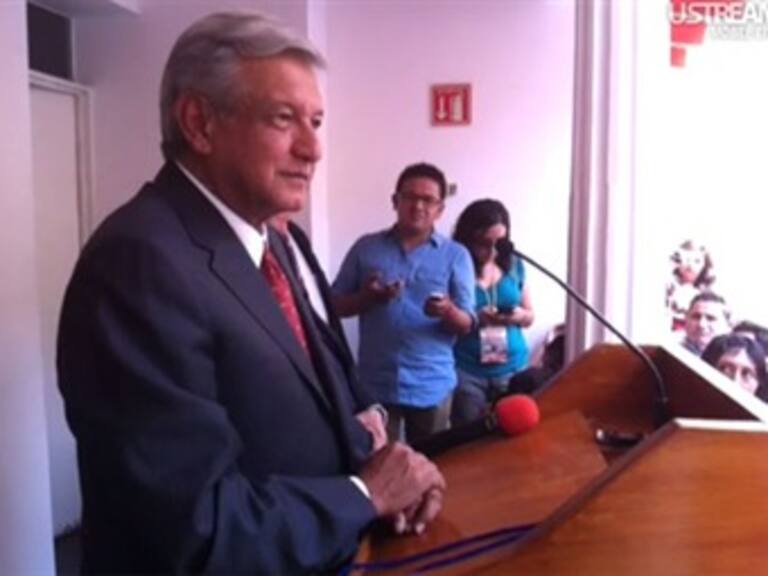 Muestra AMLO 3500 tarjetas de prepago Soriana que repartió el PRI