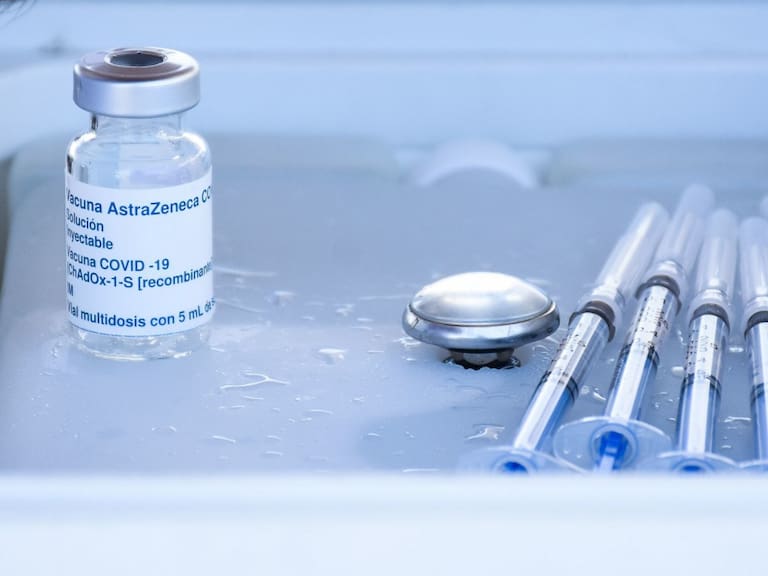 Vacuna AstraZeneca: Efectos secundarios y eficacia contra el COVID-19