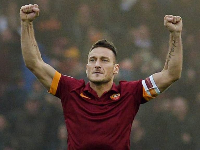 El italiano Francesco Totti , quien apenas cumplió 40 años, debutó en marzo de 1993. Sus hasta el momento 17 años de trayectoria deportiva los ha vivido en la Roma.