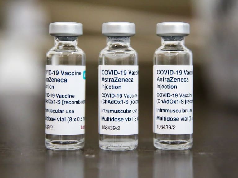 Confirma EMA vínculo entre trombosis y vacuna de AstraZeneca