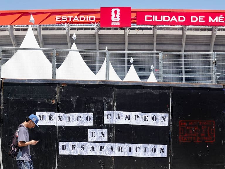 Familiares de desaparecidos califican a México como el campeón en desaparición y lo dejan por escrito en los muros del Estadio Ciudad de México en demanda de justicia. FOTO: ROGELIO MORALES /CUARTOSCURO.COM