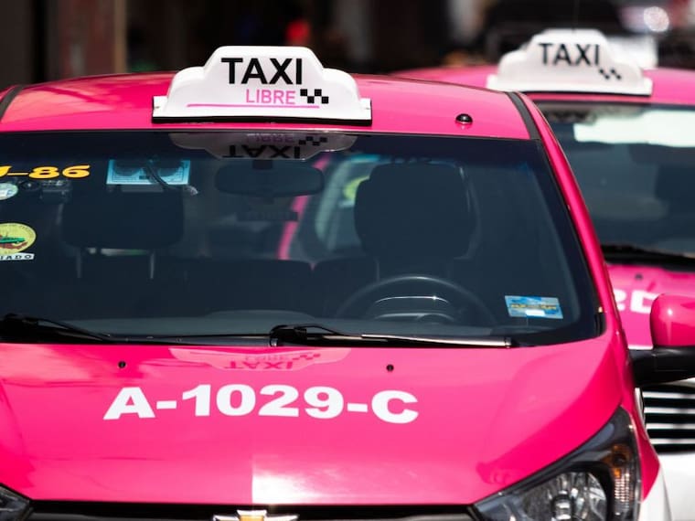 Anuncian procedimiento para reposición de placas y engomado de taxis chilangos.