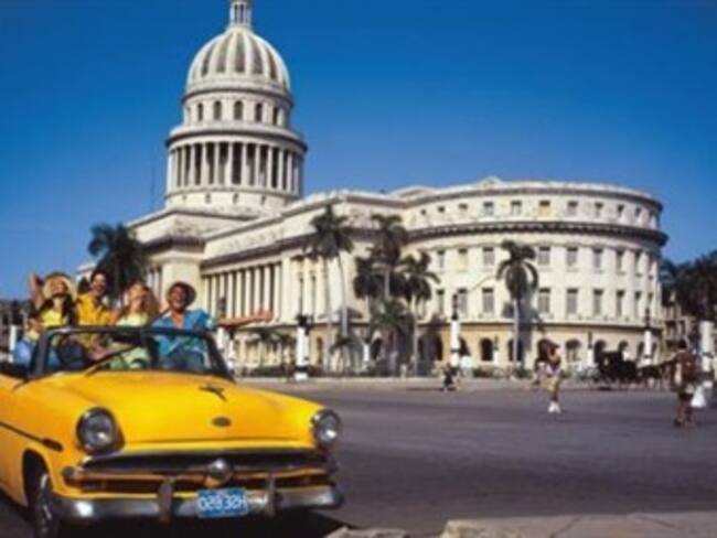 Adopta Cuba filtros para viajes de cubanos al exterior y a la isla