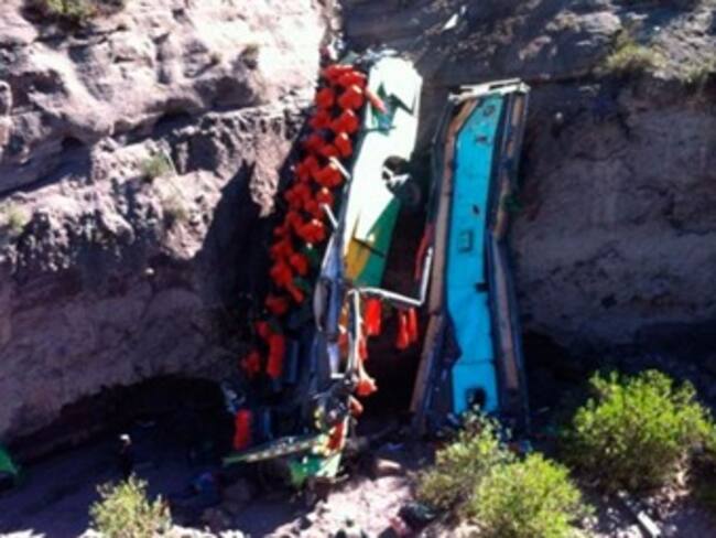 Mueren 17 personas al caer autobús a un abismo en Perú