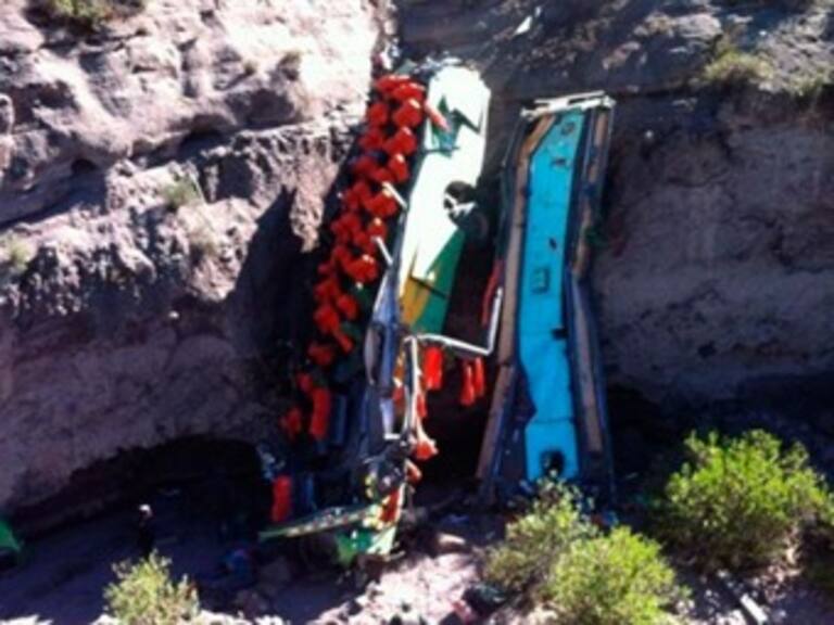 Mueren 17 personas al caer autobús a un abismo en Perú