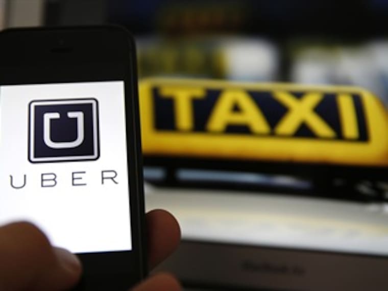 Debaten alternativas de solución para app Uber vs Taxis