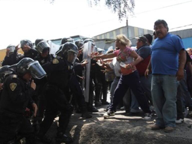 Se enfrentan policías y manifestantes en Santa Martha Acatitla