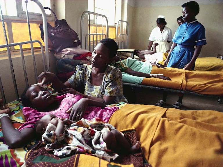 Uganda reporta dos casos de ébola, en personal de salud, tras la alerta internacional lanzada por la OMS.
