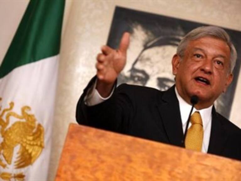 Insiste AMLO en críticas a Peña Nieto y respeto a Vázquez Mota