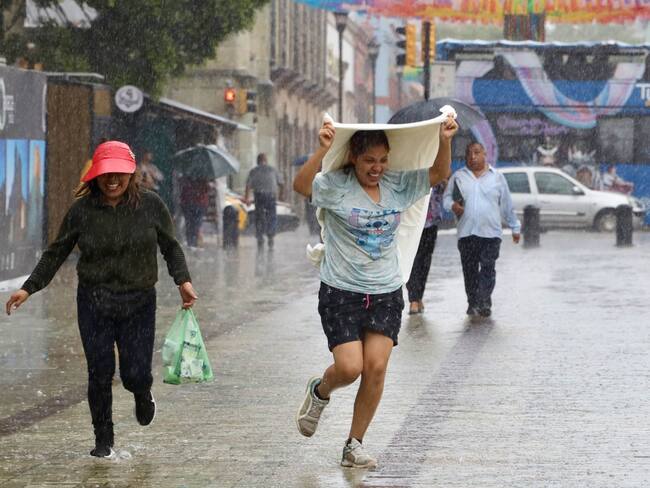 Se mantendrán las lluvias debido canales de baja presión en el país