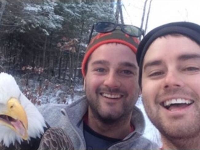 Dos hermanos liberan una águila cautiva y se toman 'selfie' con ella