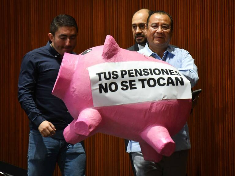 Trabajadores inconformes consideran a la reforma de pensiones impulsada por el presiente López Obrador como "una vulneración al principio de seguridad jurídica"