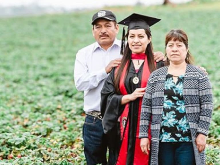 Migrante mexicana toma fotos de su graduación en el campo con sus padres