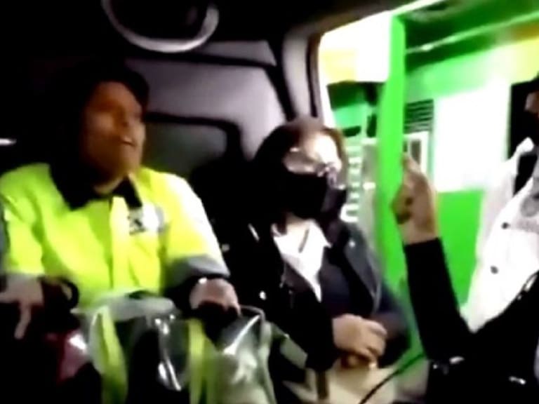 Video donde #LadyPepitas se niega a usar cubrebocas en el transporte