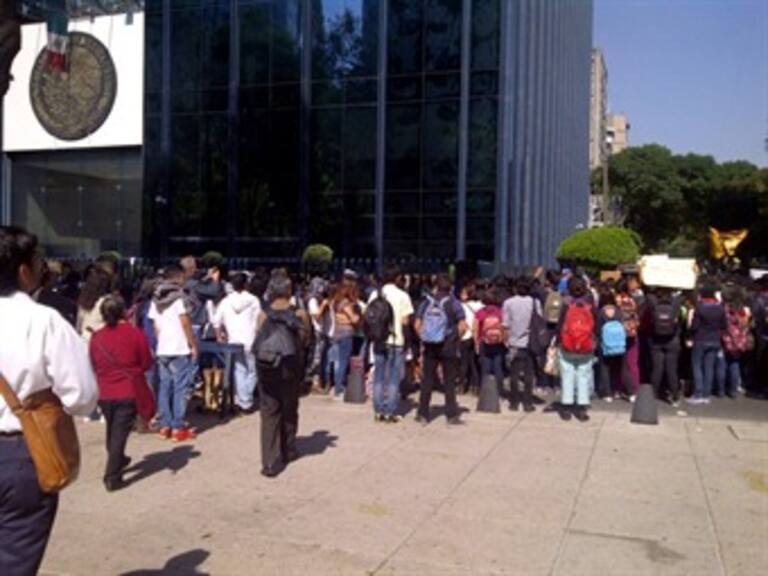 Se reúnen manifestantes en PGR por Ayotzinapa