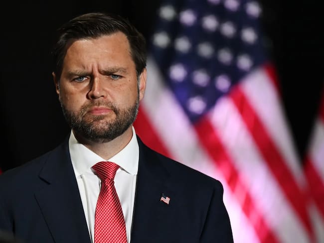 “Si tanto te gusta México, lárgate para allá”: JD Vance explota contra manifestante que ondeó bandera mexicana en Convención Republicana