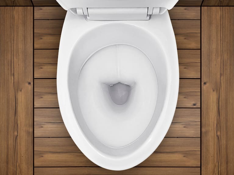 La forma sencilla de quitar el sarro de la taza de baño con ingredientes que ya tienes en casa. Getty Images