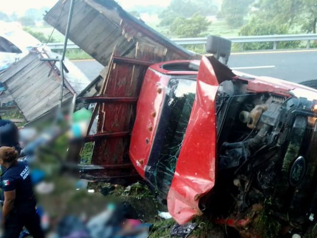 Volcadura de camión deja 10 migrantes muertos y 17 heridos en Chiapas