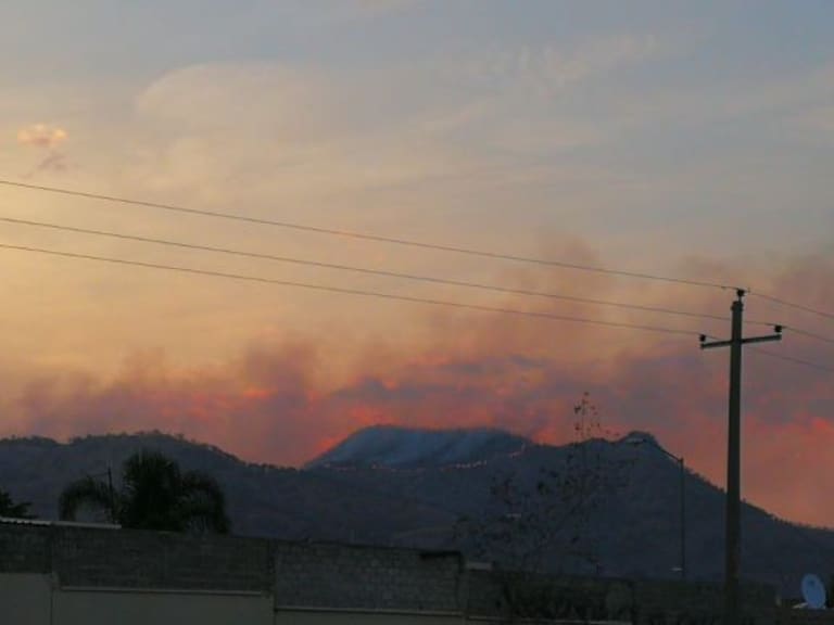 Bomberos de Zapopan intentan sofocar incendios en la zona de las Mesas