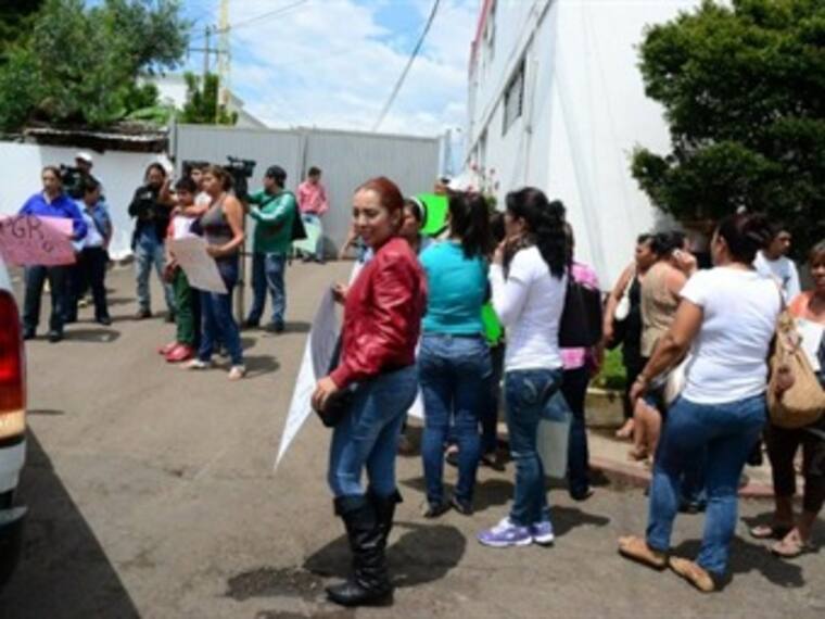Exigen liberación de Mireles con bloqueos y &#039;toma&#039; de oficinas en Michoacán