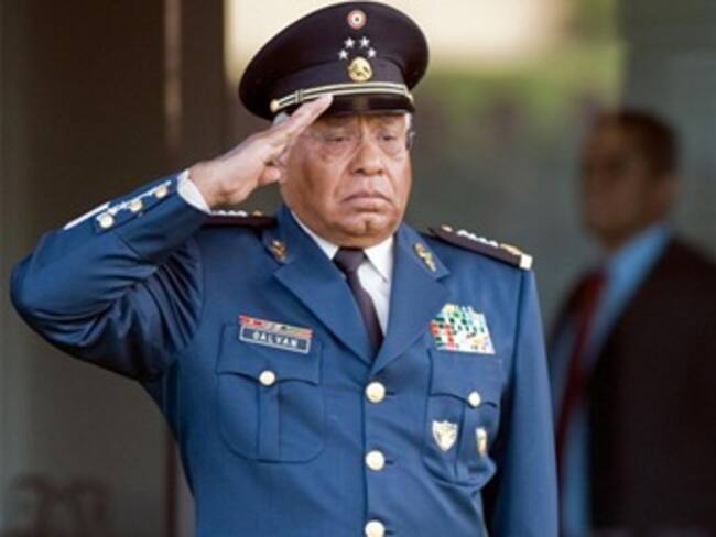 Permiten a titular de Sedena recibir condecoración de Chile