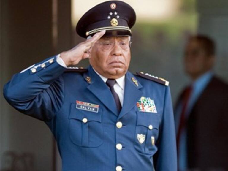 Permiten a titular de Sedena recibir condecoración de Chile