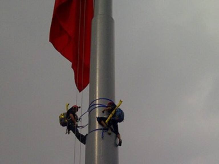 Despliegan manta activistas de Greenpeace en el Zócalo