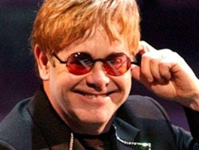 Elton John, nuevamente de pie