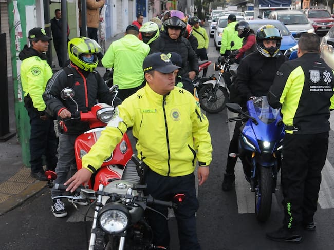 ¿Qué hacer si te detiene un oficial de tránsito? Guía legal para conductores