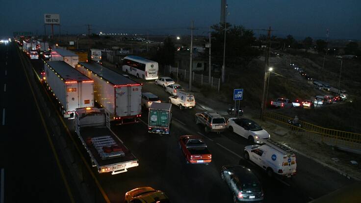 Agricultores bloquean carreteras en Guanajuato; provocan caos vial