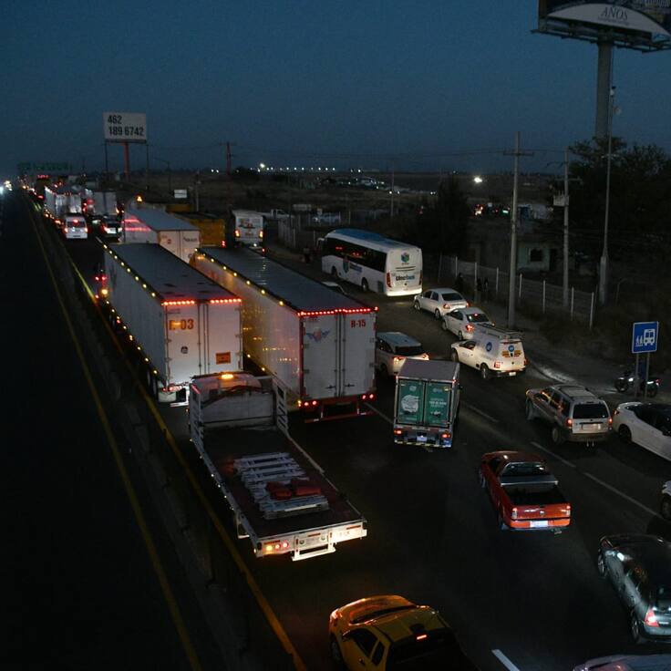 Agricultores bloquean carreteras en Guanajuato; provocan caos vial