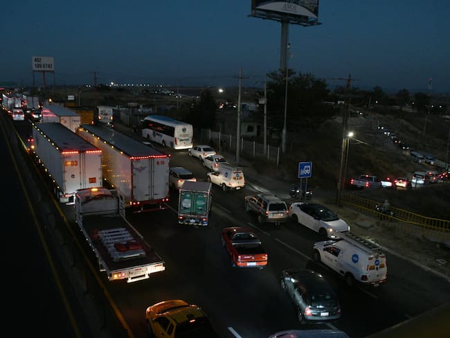 Agricultores bloquean carreteras en Guanajuato; provocan caos vial