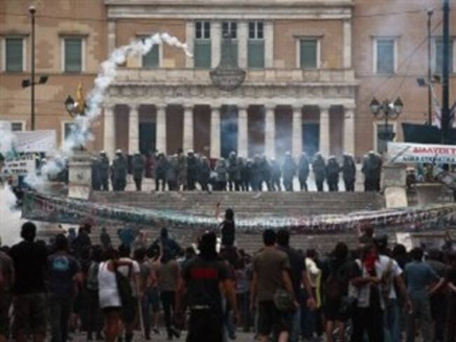 Pide alcalde de Atenas a 'indignados' que abandonen plaza Sintagma