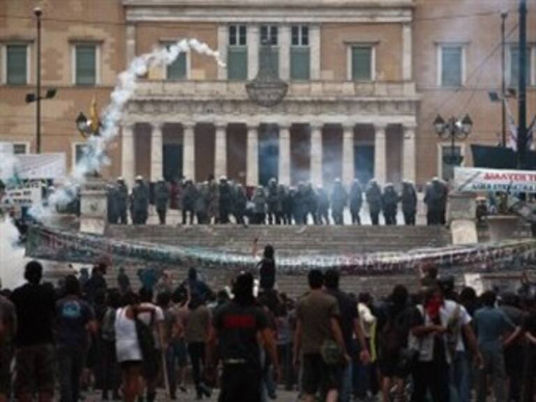 Pide alcalde de Atenas a 'indignados' que abandonen plaza Sintagma