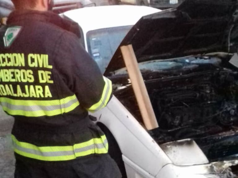 Se incendia auto en Guadalajara